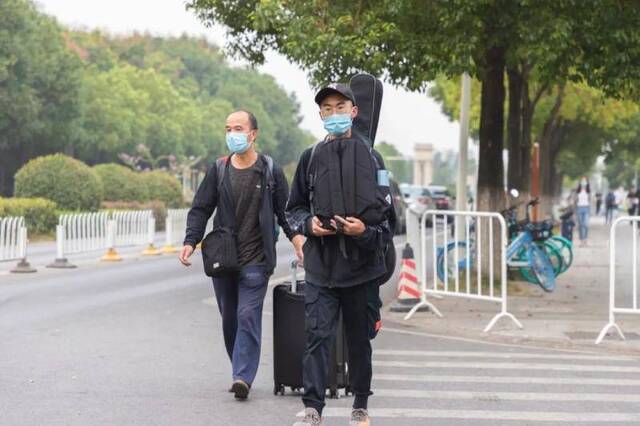 新生背着乐器走进校园（张小雨摄）