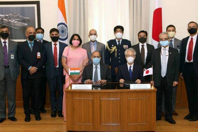 印度国防秘书库马尔与日本驻印大使9日签署协议图自：社交媒体