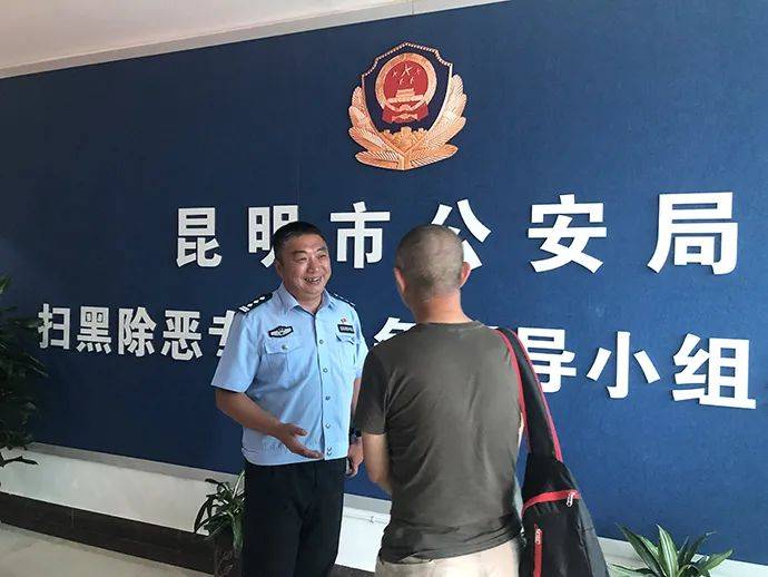 昆明市公安局扫黑办门口，图为蒋彪和同事。澎湃新闻记者王万春图