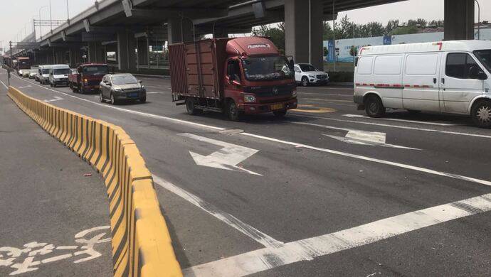 S7月罗公路出口成违法高发地：擦除“减速线”，增设右转车道，能解决问题吗