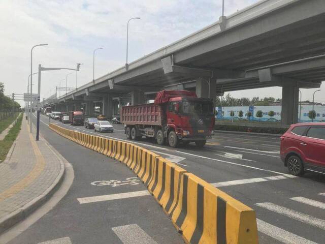 S7月罗公路出口成违法高发地：擦除“减速线”，增设右转车道，能解决问题吗