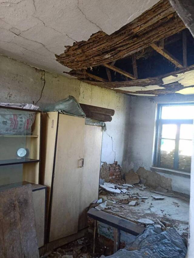 8月22日，因土地沉陷，荣华村的一栋民房的屋顶已经坍塌，室内已无法居住。受访者供图