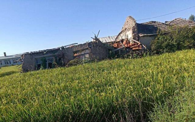 8月22日，荣华村里已经破败坍塌的民房。受访者供图