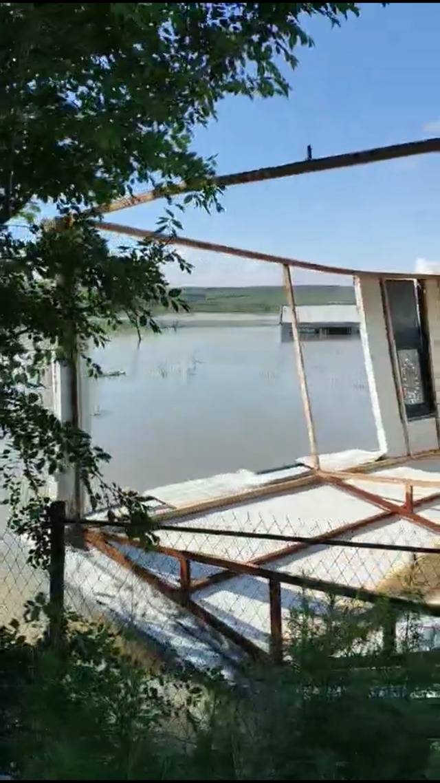 今年夏天，荣华村翻倒在水中的简易住房。受访者供图
