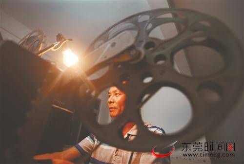 ■电影放映员何达权33年放映电影过万场记者蓝业佐摄