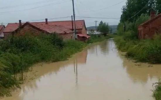 ▲9月3日，雨后，荣华村内的道路已经完全被水淹没。受访者供图