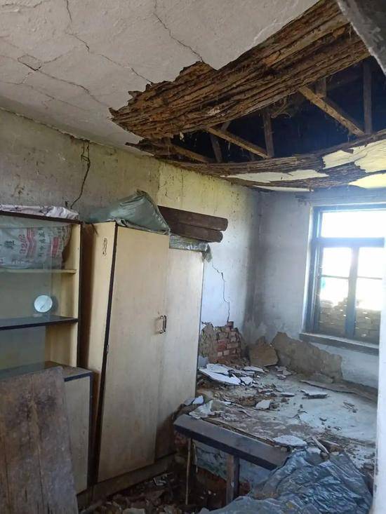 ▲8月22日，因土地沉陷，荣华村的一栋民房的屋顶已经坍塌，室内已无法居住。受访者供图