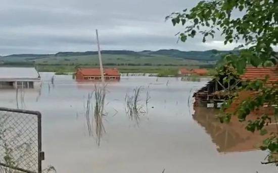 ▲荣华村的一些房屋已经淹没在水中。受访者供图