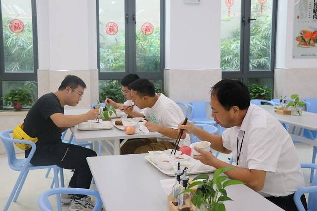 食堂内员工就餐场景（海门融媒体中心记者丁威程摄）