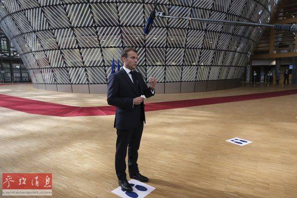 资料图片：7月19日，法国总统马克龙抵达比利时布鲁塞尔的欧盟总部后发表讲话（图片来源：彩色通稿）