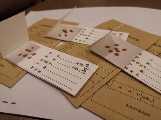 中介马法医邮寄给记者的申请司法鉴定的材料中，3份“DNA样本采集专用卡”里已被采集了血样。