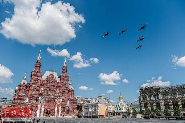 资料图片：2020年6月24日，俄军武直编队飞过俄罗斯莫斯科红场上空。（新华社发叶甫盖尼·西尼岑摄）