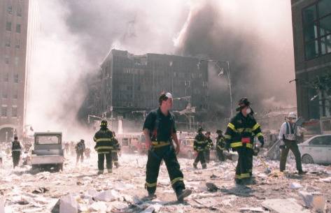 （2001年9月11日，消防员在世贸中心撞击现场图自“城市”网站）