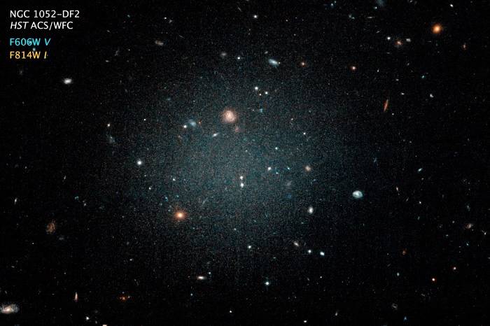 哈勃拍摄的NGC1052-DF2星系（来自：NASA/ ESA/ Pieter van Dokkum）