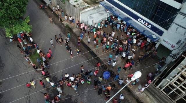 （巴西联邦储蓄银行门前等待领取紧急救助金的人群巴西环球电视网图片）