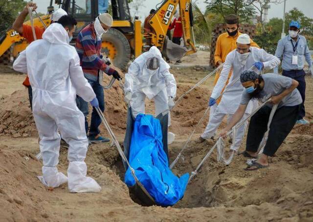 印度在疫情期间埋葬新冠死者图自：印度报业托拉斯