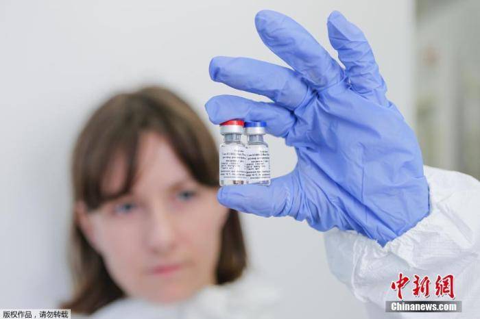 图为俄罗斯“加马列亚”流行病与微生物学国家研究中心，工作人员展示新冠疫苗。
