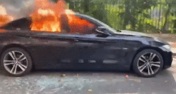 在巴黎的抗议活动中，抗议者烧毁车辆来源：社交媒体