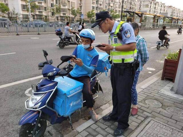 上海今年已查处快递、外卖骑手交通违法4.3万起！这些执法措施能起效吗
