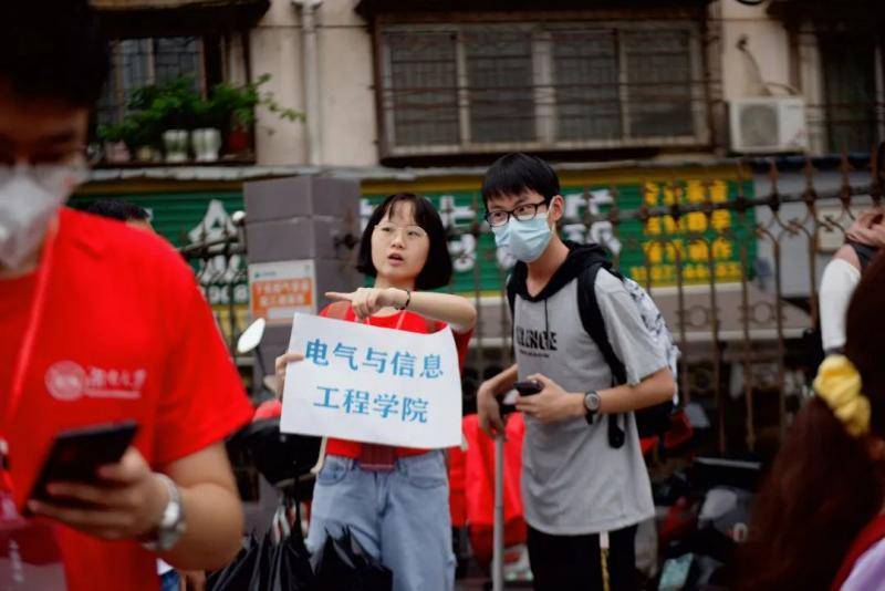 “湖南大学站，到了。”