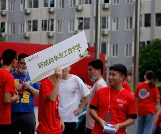 “湖南大学站，到了。”