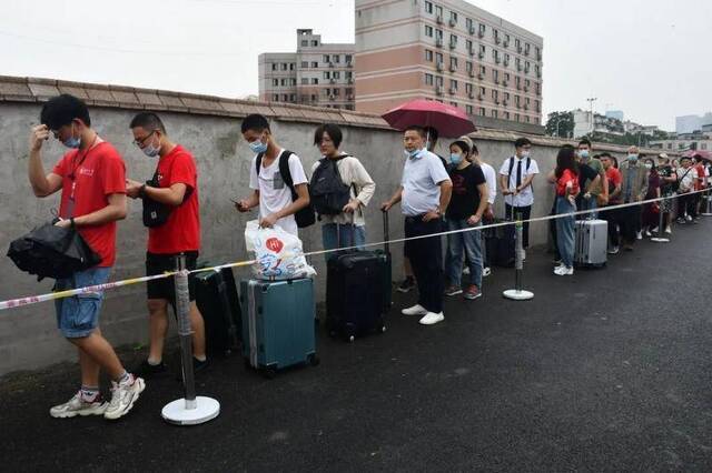 “湖南大学站，到了。”