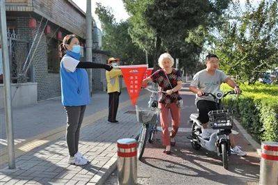  9月10日，延庆区恒生市场路口，志愿者正在执勤。