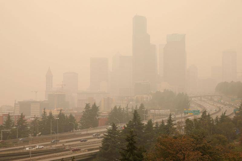 △山火产生的烟尘笼罩着华盛顿州西雅图市图片来源：《纽约时报》