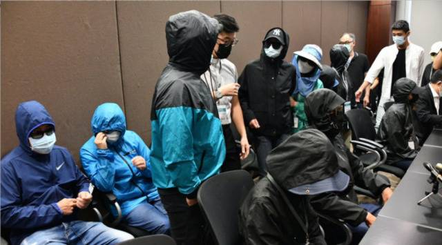 自称被捕者“家属”的人士在反对派议员安排下召开记者会。图源：港媒