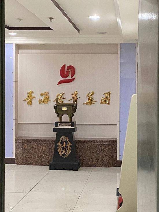  8月30日，西宁国贸大厦内，兴青公司已多日无人。王飞翔摄