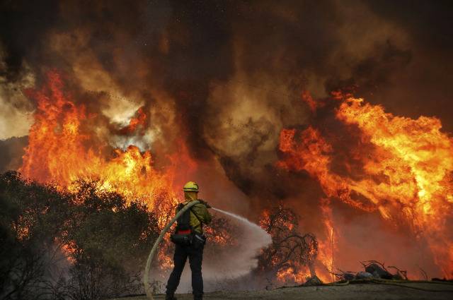 美国西海岸官员：气候危机加剧火灾形势