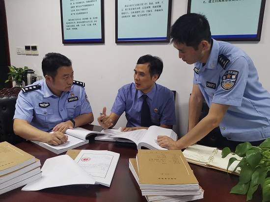 办案检察官与民警在梳理疑似被害人清单