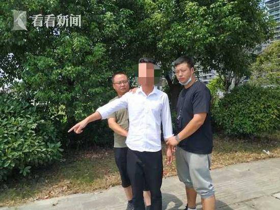 妙龄女子独自走夜路身后突然伸出了一双手抱住了她