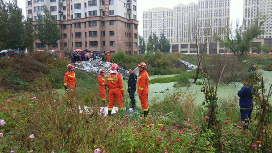 黑龙江哈尔滨一男老师在小区边的坑中溺亡
