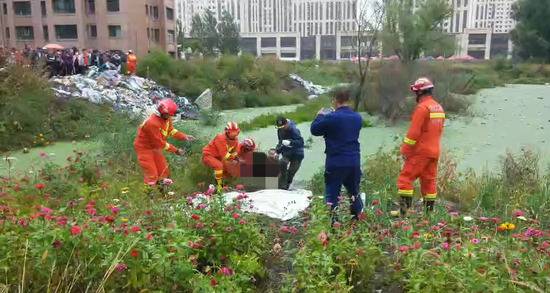 黑龙江哈尔滨一男老师在小区边的坑中溺亡