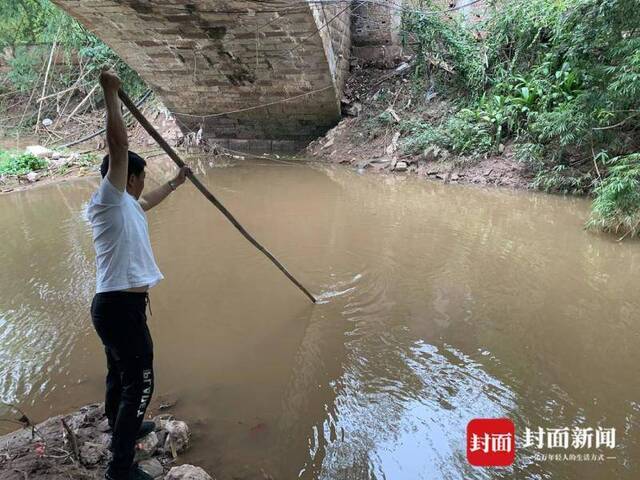 这条河沟水深两米多