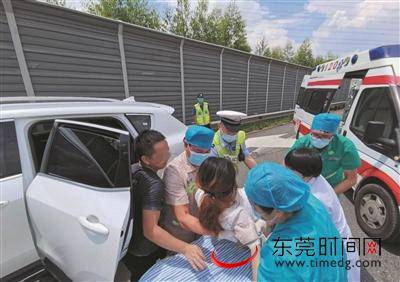 ▲产妇母子被转移到救护车上送往医院救治交警供图