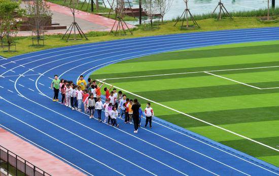 北京学校的小学部已投用，图为孩子们在上体育课