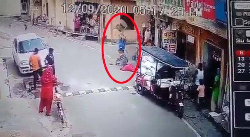 印度一名老妇被邻居男子当街暴打 钢椅砸头2下后昏迷