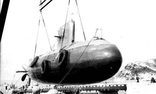 ·032-1试验潜艇在海军旅顺基地码头