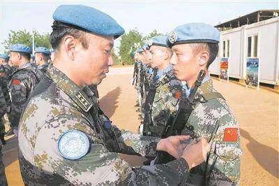 维和部队官兵授勋（图源：《解放军报》）