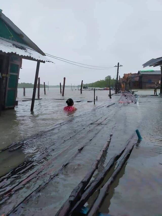 缅甸丹老群岛受强风巨浪袭击