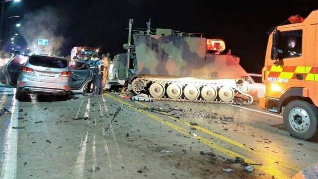 现场图：韩国私家车撞上美军装甲车