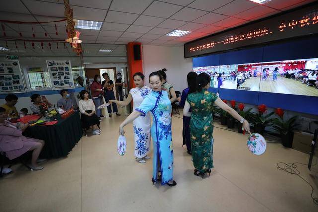 京港两地社区视频连线 居民隔空共迎国庆、中秋佳节