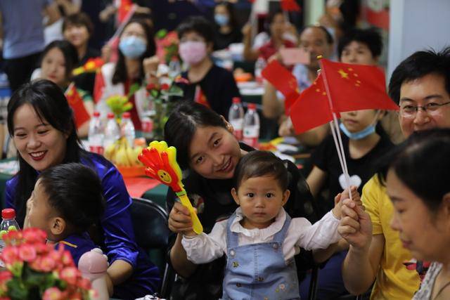 京港两地社区视频连线 居民隔空共迎国庆、中秋佳节