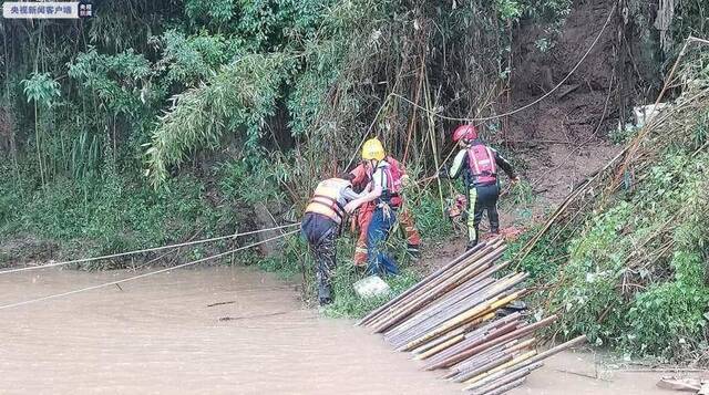 安徽持续强降雨致水位暴涨 消防员“飞渡”救援被困群众