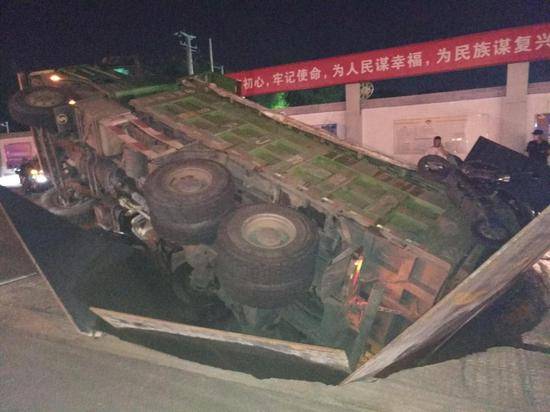 北京国家图书馆一工地门前路面塌陷 货车陷入深坑