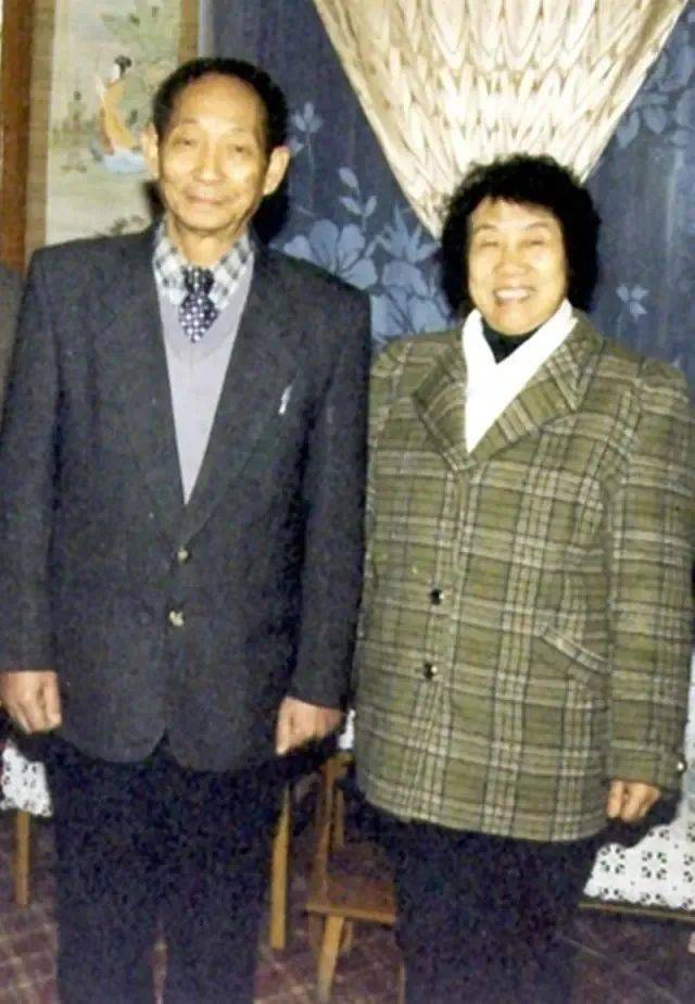 90岁袁隆平“撒狗粮”：相恋一个月闪婚 却宠她57年