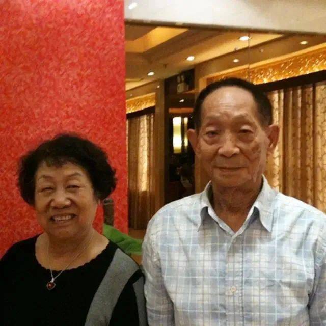 90岁袁隆平“撒狗粮”：相恋一个月闪婚 却宠她57年