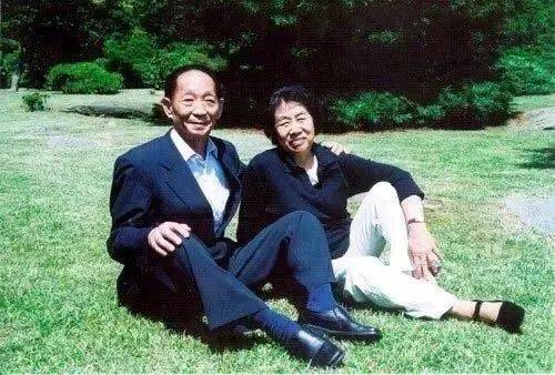 90岁袁隆平“撒狗粮”：相恋一个月闪婚 却宠她57年